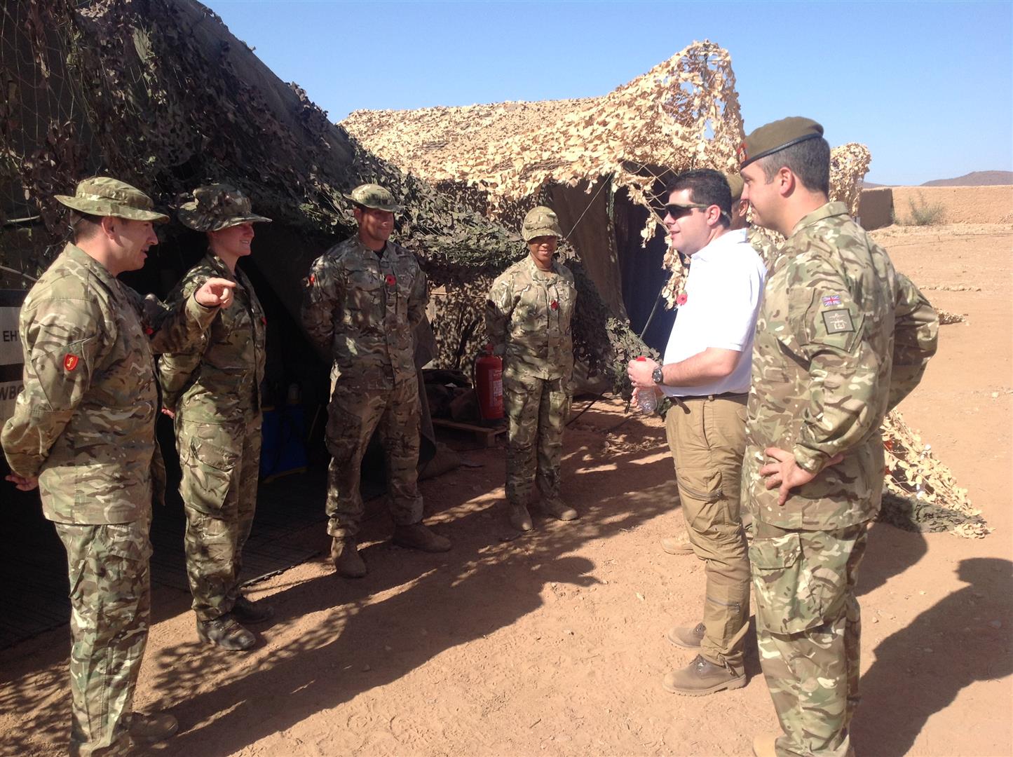MP habla con las tropas durante la visita al campamento del Regimiento (grande).JPG